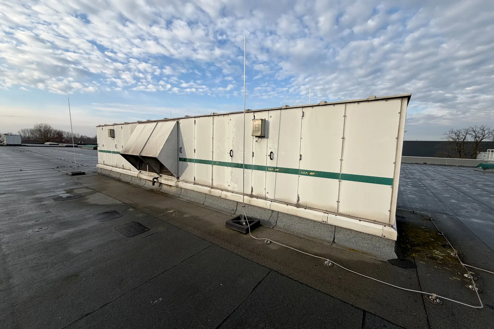 Luchtbehandelingskast op een plat dak als onderdeel van een MJOP-inspectie